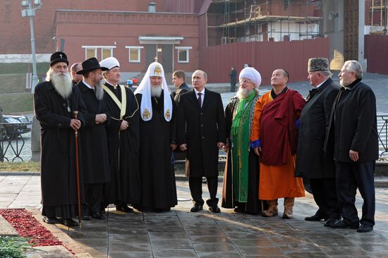 Vladimir Putin lays flowers at monument to Minin and Pozharsky on Red Square