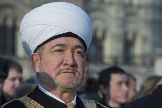 Vladimir Putin lays flowers at monument to Minin and Pozharsky on Red Square