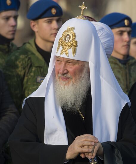 Vladimir Putin lays flowers at monument to Minin and Pozharsky on Red Square