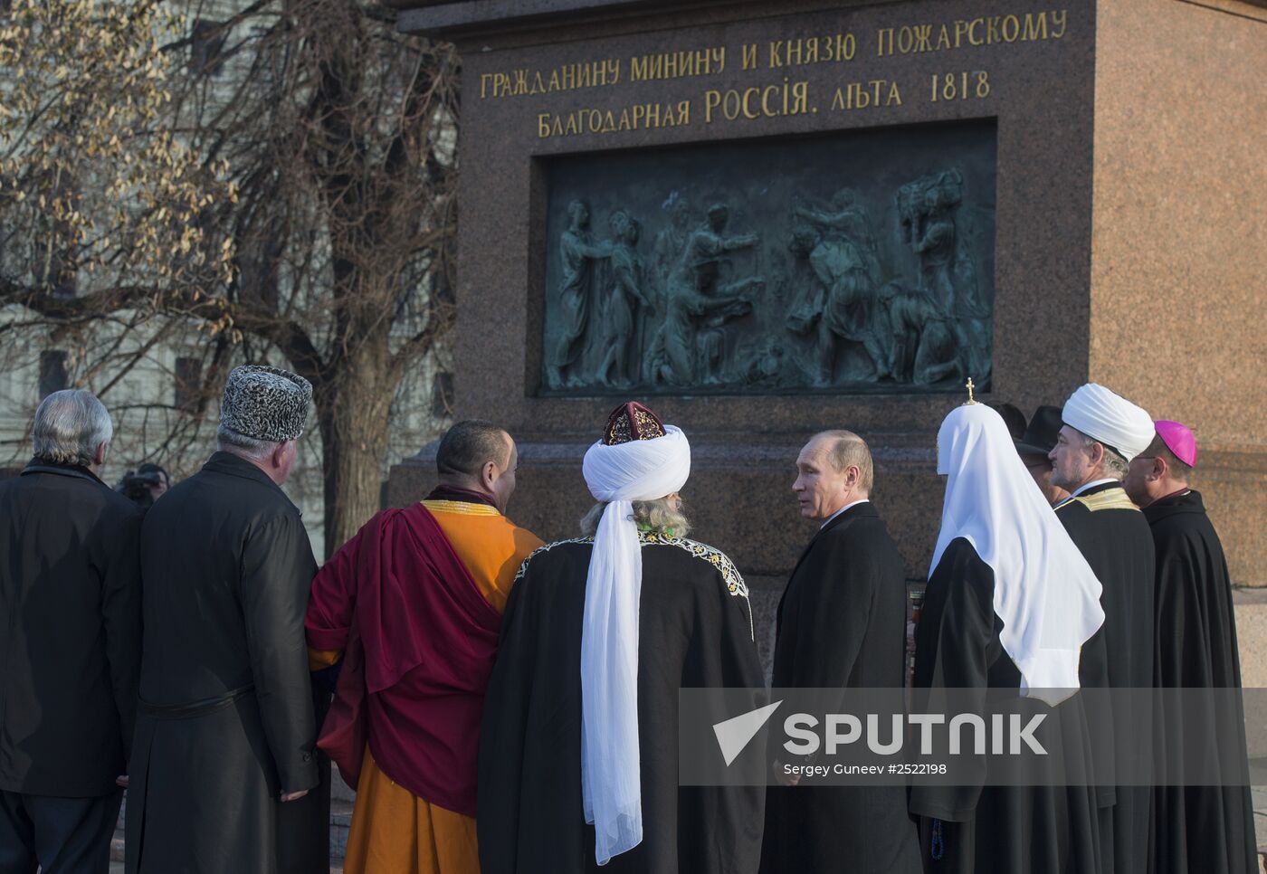 Vladimir Putin lays flowers at monument to Minin and Pozharsky on Red Square