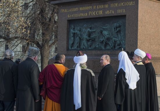 Vladimir Putin lays flowers at monument to Minin and Pozharsky on Red Square