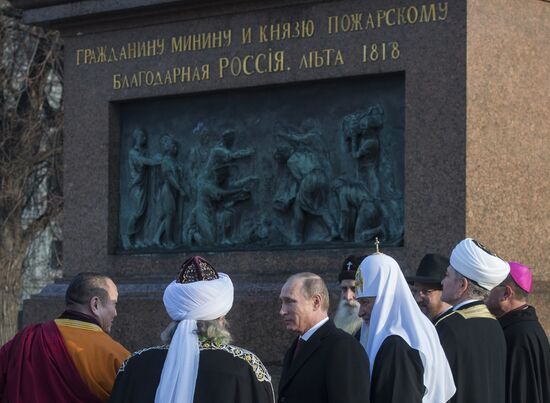 Vladimir Putin lays flowers at monument to Minin and Pozharsky on Red Square