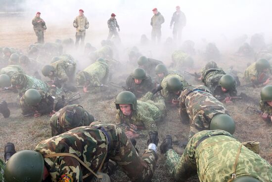Belarus special forces soldiers take maroon beret test