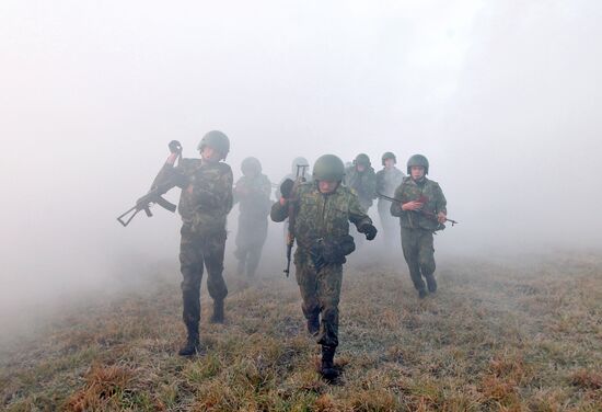 Belarus special forces soldiers take maroon beret test
