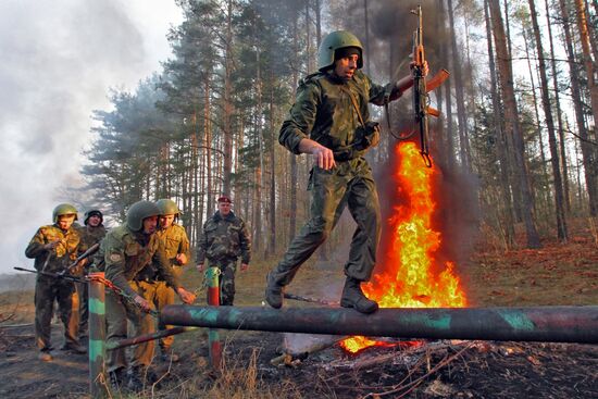 Belarus special forces soldiers take maroon beret test