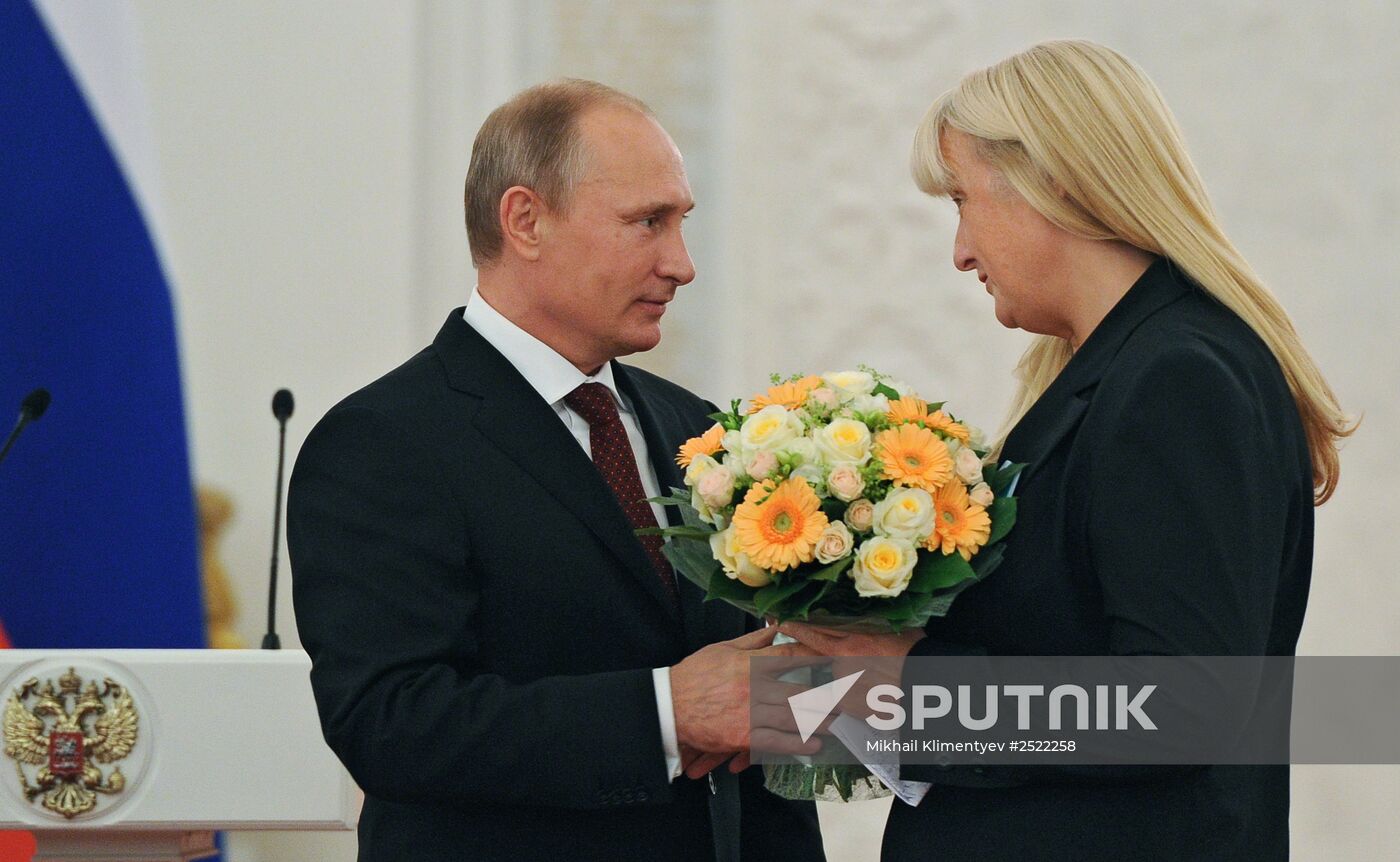 Vladimir Putin presents state awards to foreign citizens