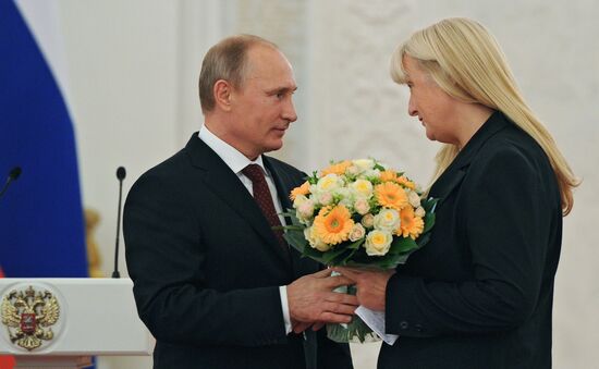 Vladimir Putin presents state awards to foreign citizens