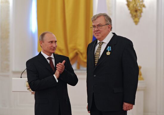 Vladimir Putin presents state awards to foreign citizens