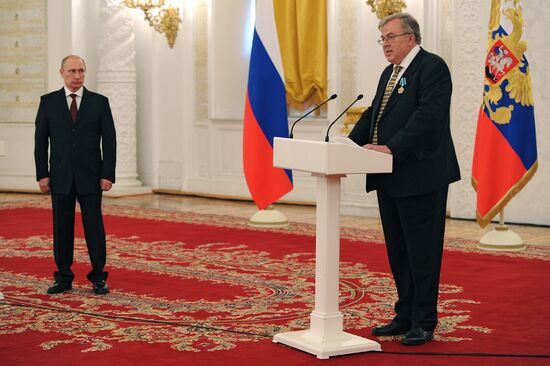 Vladimir Putin presents state awards to foreign citizens