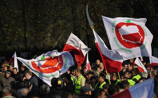 Polish farmers and horticulturists protest in Warsaw