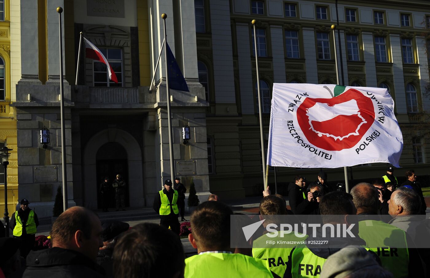 Polish farmers and horticulturists protest in Warsaw