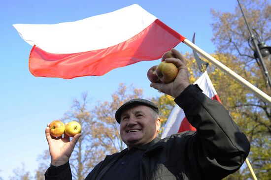 Polish farmers and horticulturists protest in Warsaw