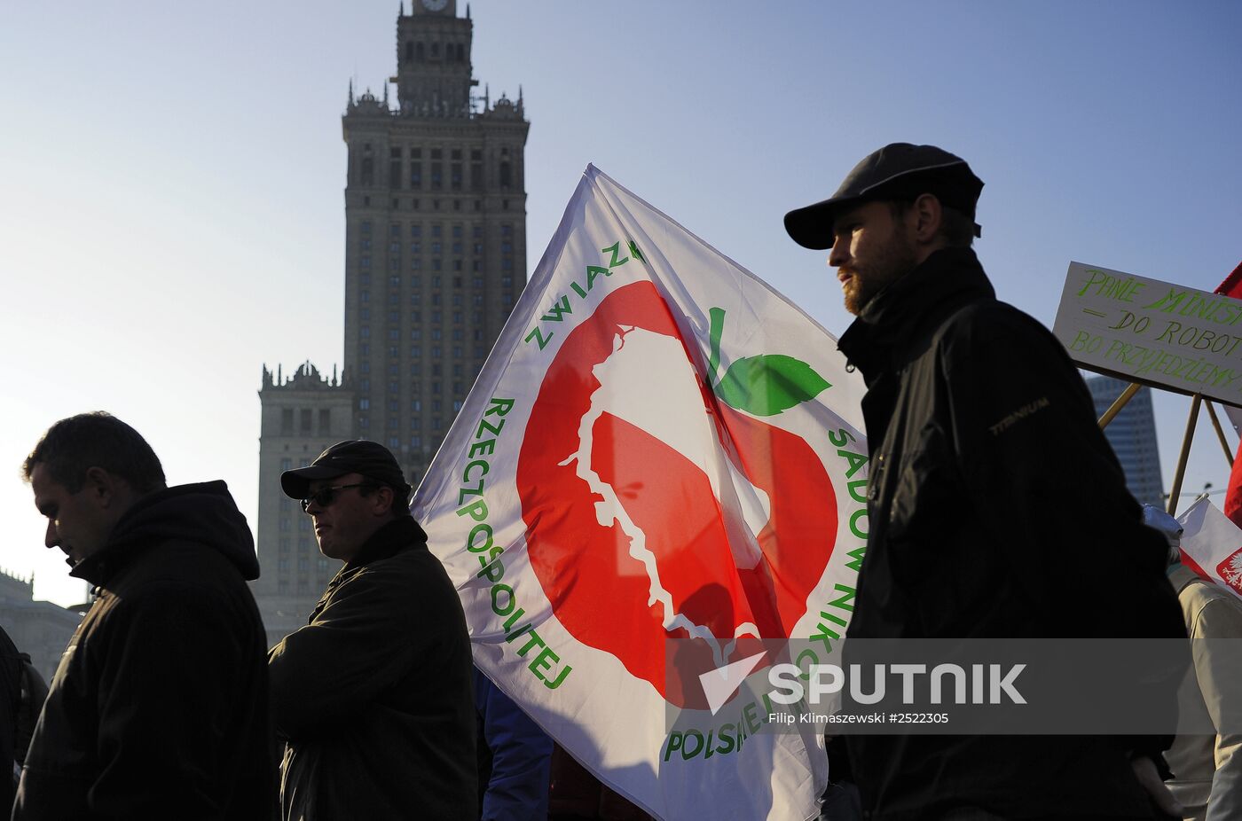 Polish farmers and horticulturists protest in Warsaw