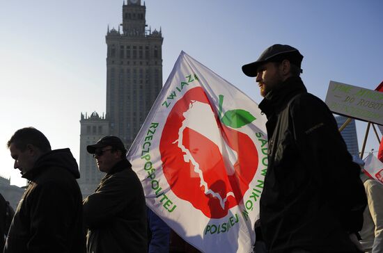 Polish farmers and horticulturists protest in Warsaw