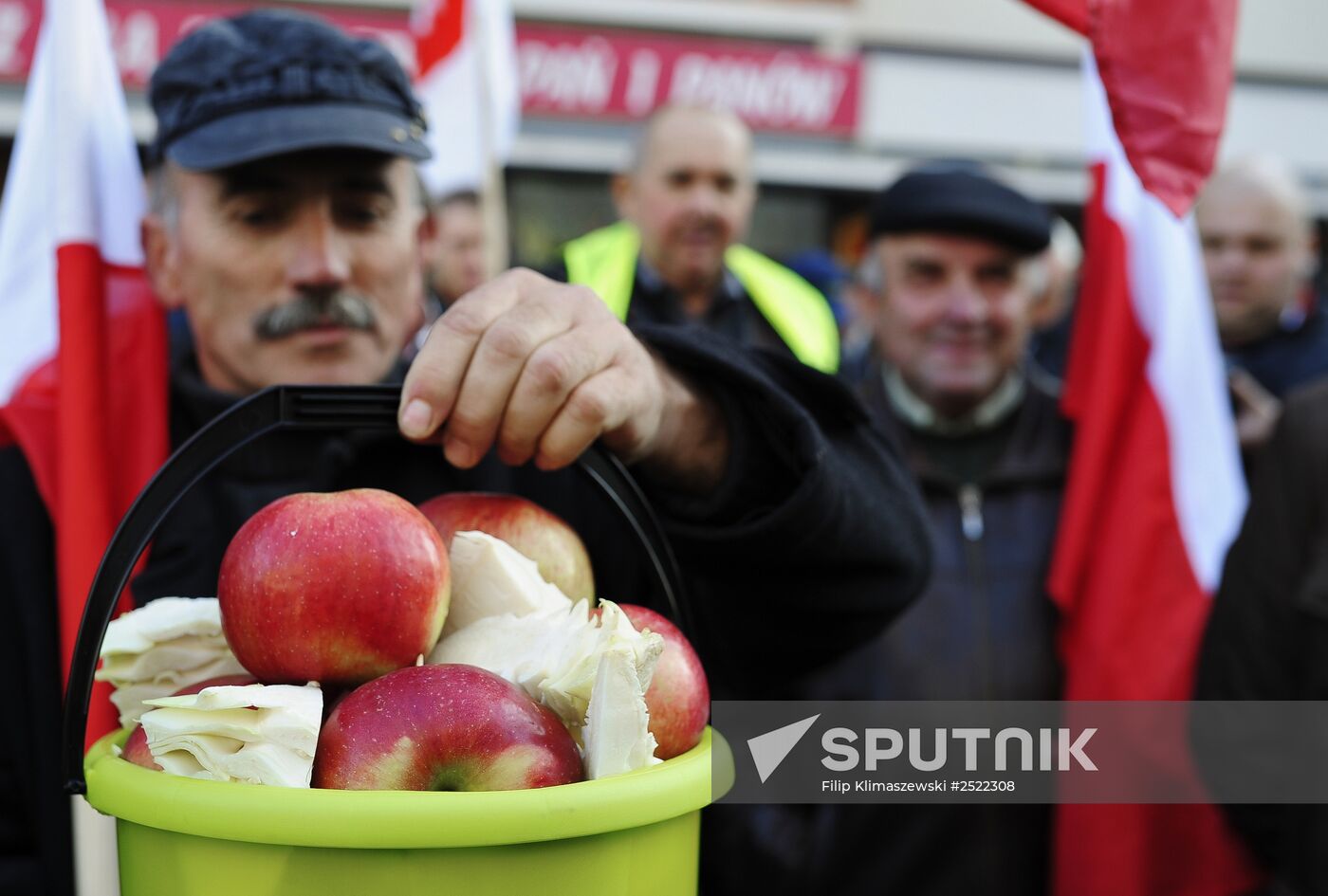 Polish farmers and horticulturists protest in Warsaw