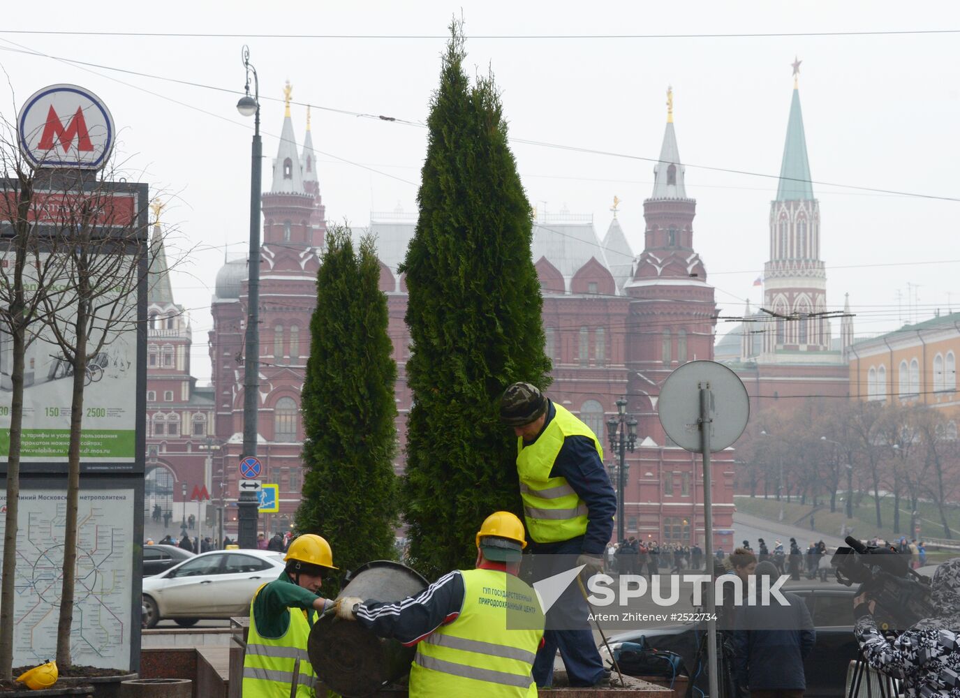 Seasonal replacement of trees in Tverskaya Street