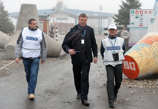 OSCE observers inspect Novoazovsk roadblock