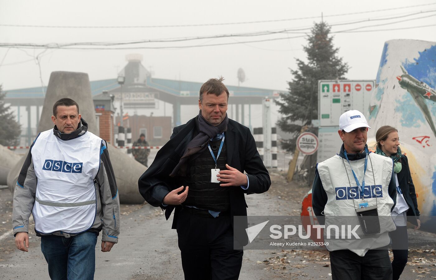 OSCE observers inspect Novoazovsk roadblock