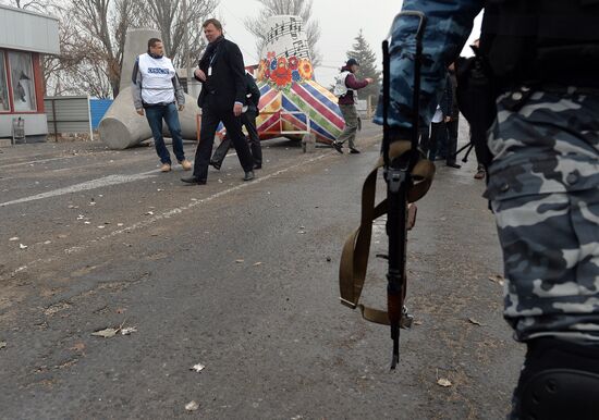 OSCE observers inspect Novoazovsk roadblock