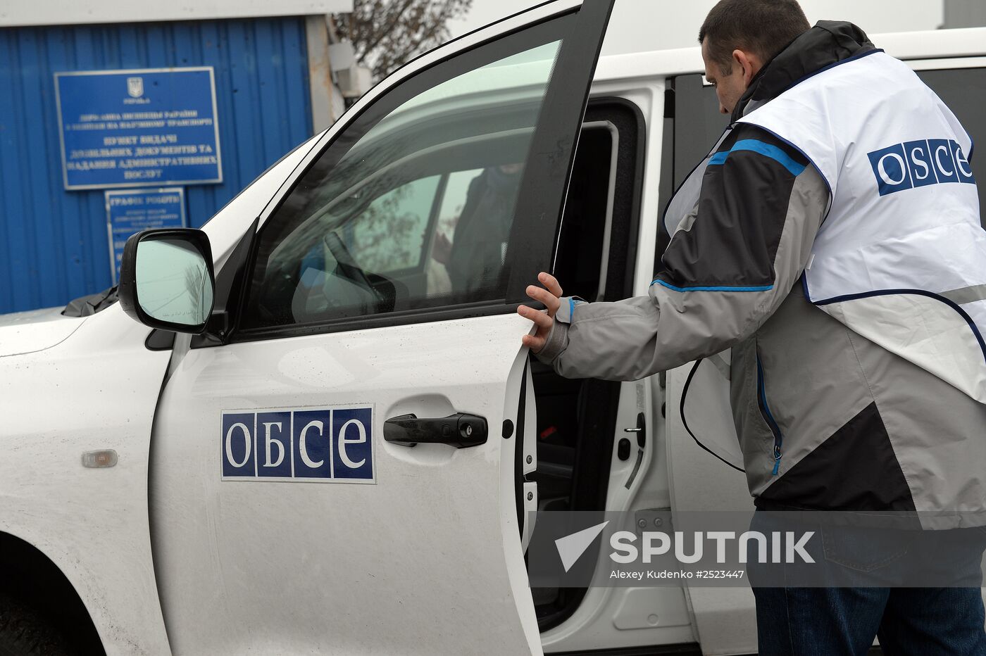 OSCE observers inspect Novoazovsk border crossing checkpoint