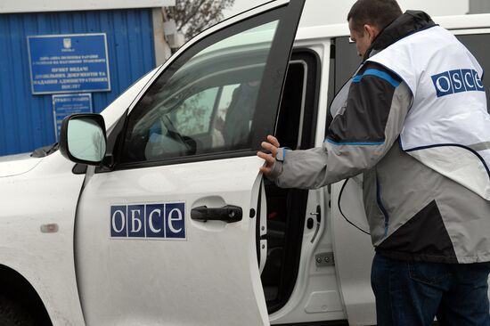 OSCE observers inspect Novoazovsk border crossing checkpoint