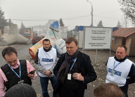 OSCE observers inspect Novoazovsk border crossing checkpoint