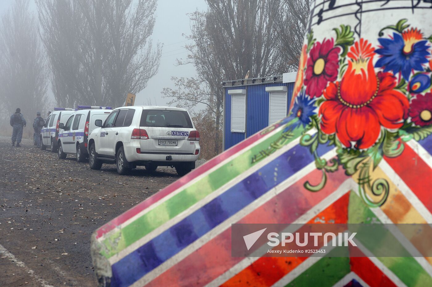 OSCE observers inspect Novoazovsk border crossing checkpoint