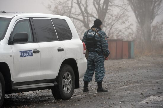 OSCE observers inspect Novoazovsk border crossing checkpoint