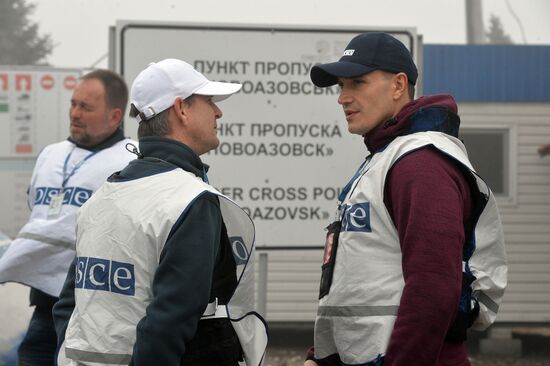 OSCE observers inspect Novoazovsk border crossing checkpoint