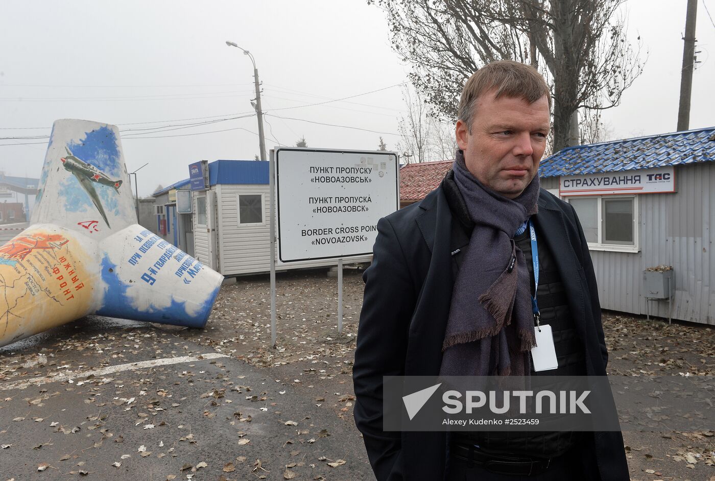 OSCE observers inspect Novoazovsk border crossing checkpoint