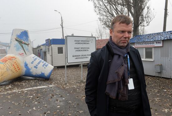 OSCE observers inspect Novoazovsk border crossing checkpoint