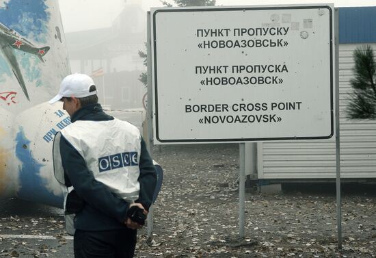 OSCE observers inspect Novoazovsk border crossing checkpoint