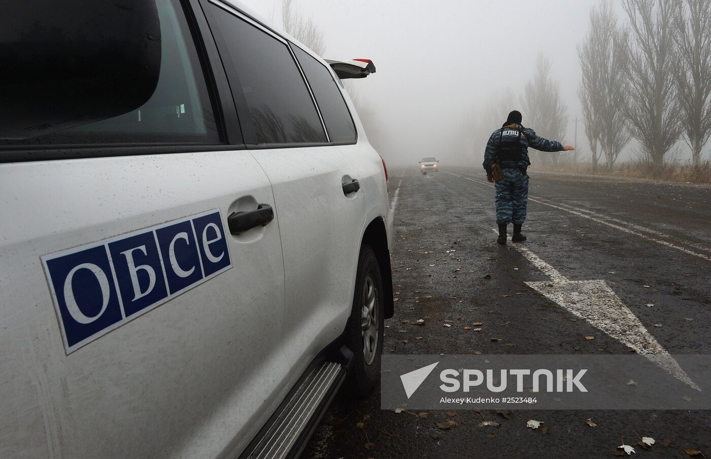 OSCE observers inspect Novoazovsk border crossing checkpoint