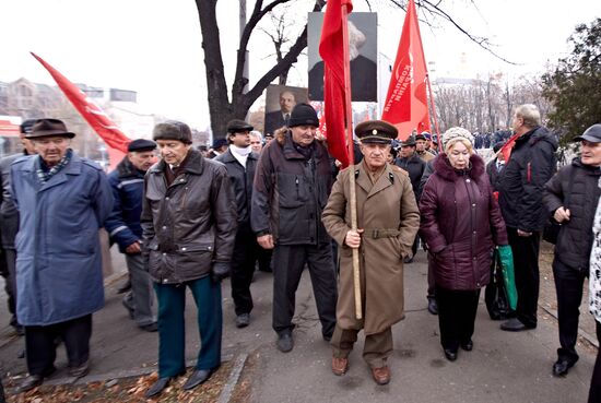 Confrontation between Right Sector activists and supporters of Ukraine's Communist Party in Kharkiv