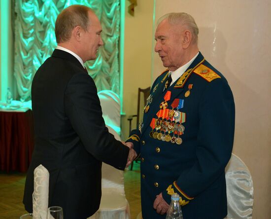 Vladimir Putin congratulates Dmitry Yazon on his 90th birthday