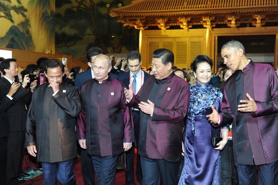 Vladimir Putin visits APEC Economic Leaders' Meeting