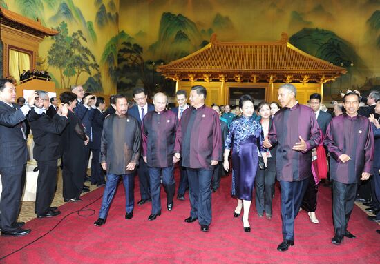 Vladimir Putin visits APEC Economic Leaders' Meeting