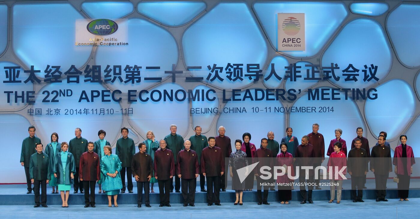 Vladimir Putin visits APEC Economic Leaders' Meeting