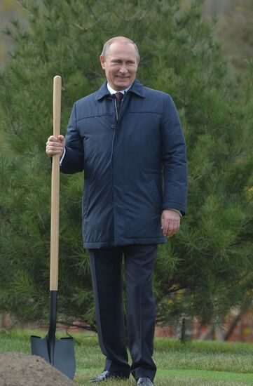 Vladimir Putin attends APEC summit
