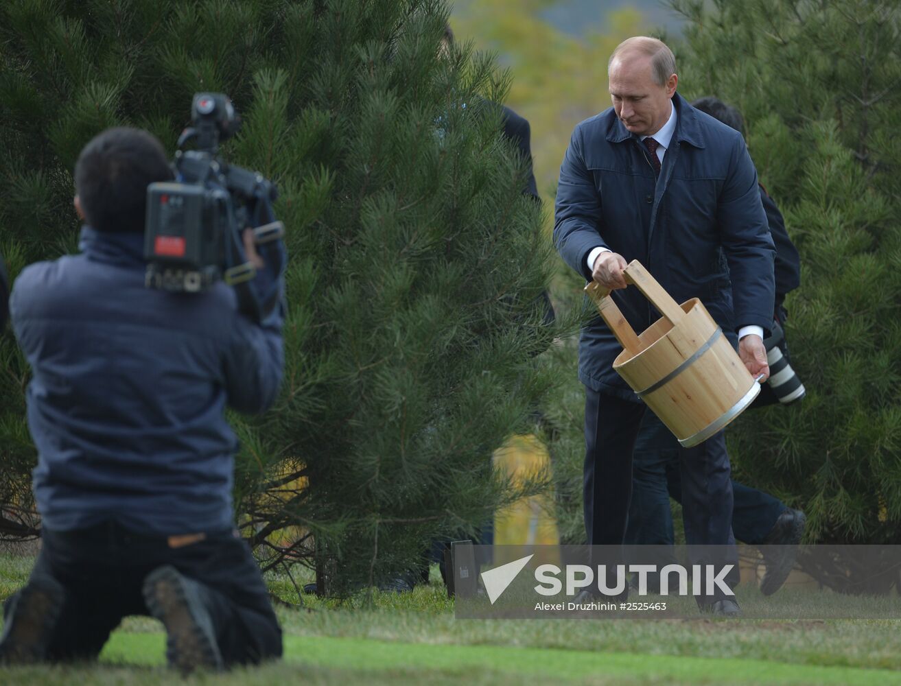 Vladimir Putin attends APEC summit