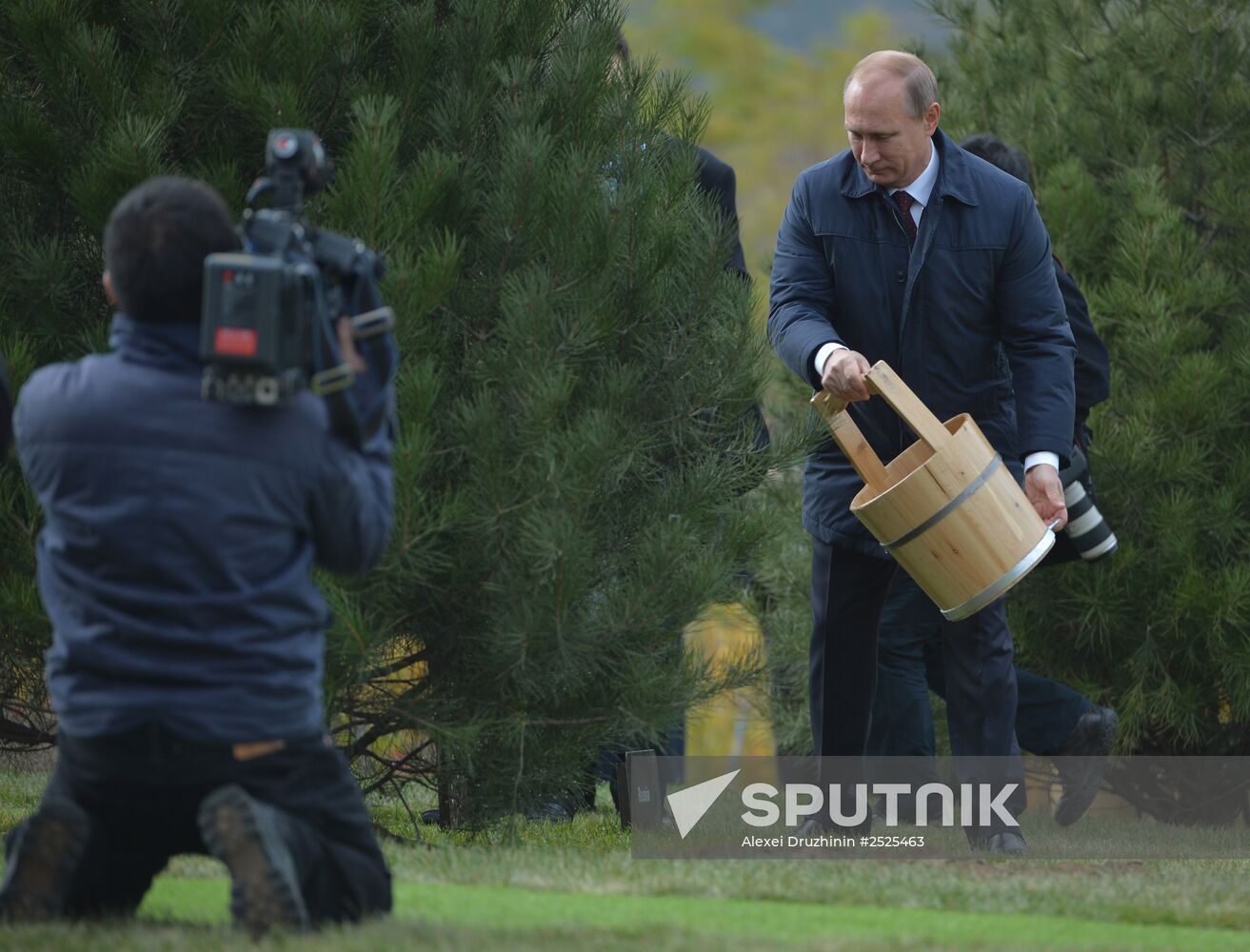 Vladimir Putin attends APEC summit