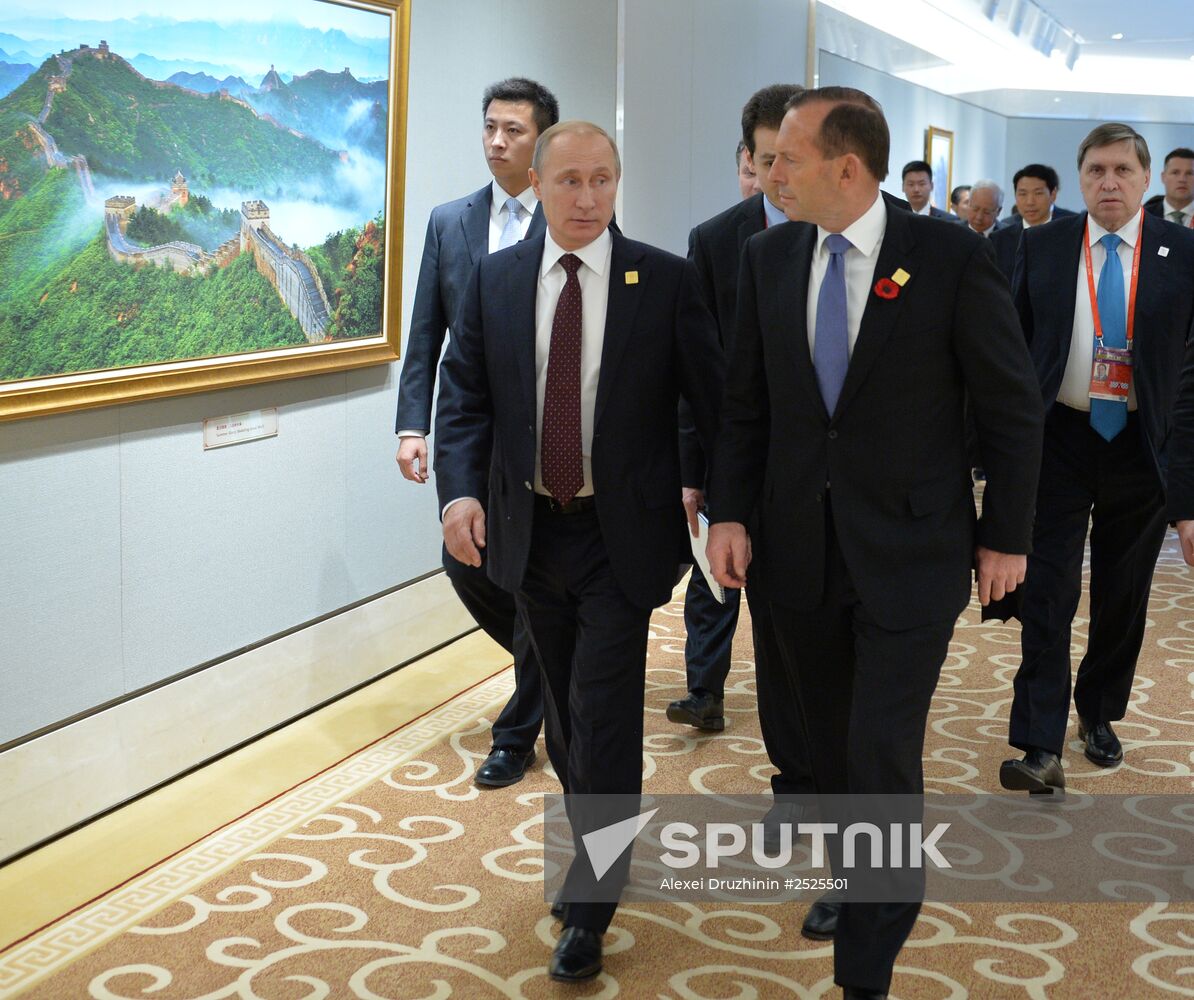 Vladimir Putin attends APEC conference