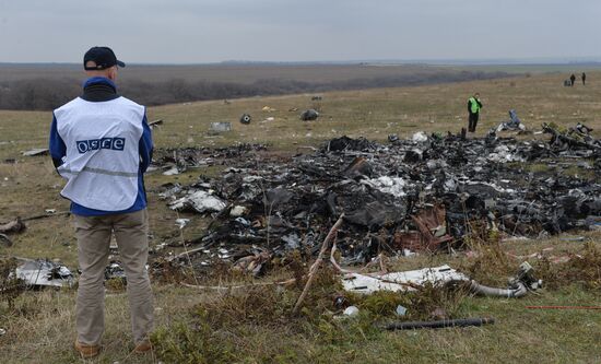 Dutch experts work at Malaysia Airlines Flight MH17 crash site