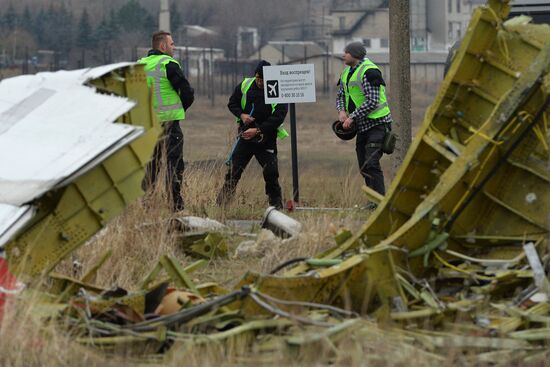 Dutch experts work at Malaysia Airlines Flight MH17 crash site