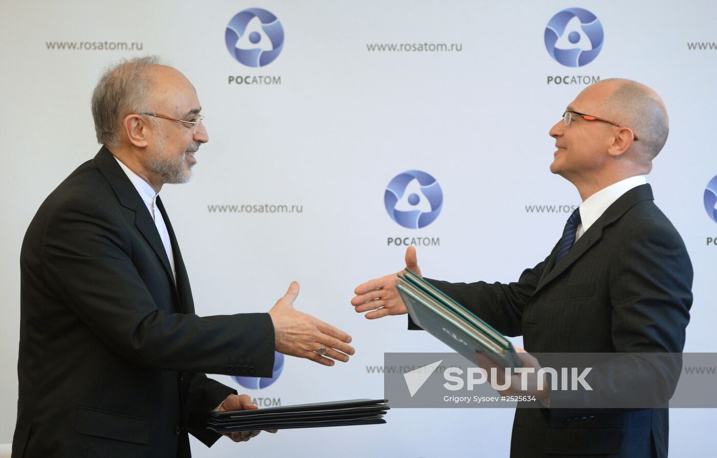Signing an agreement on the construction of two nuclear power stations in Iran