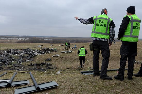 Dutch experts work at Malaysia Airlines Flight MH17 crash site