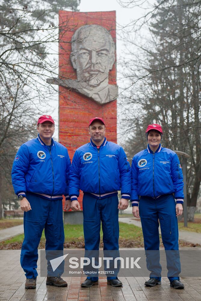 Main crew of 42/43 ISS expedition leaves for Baikonur