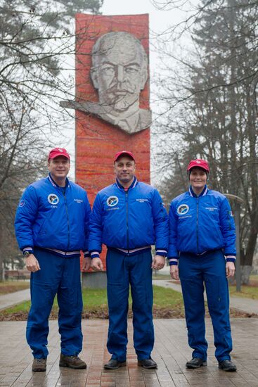Main crew of 42/43 ISS expedition leaves for Baikonur