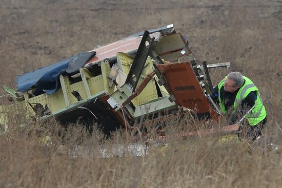 Dutch experts work at Malaysia Airlines Flight MH17 crash site