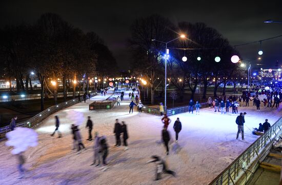 Ice rink in Moscow's Gorky Park opens 2014 season